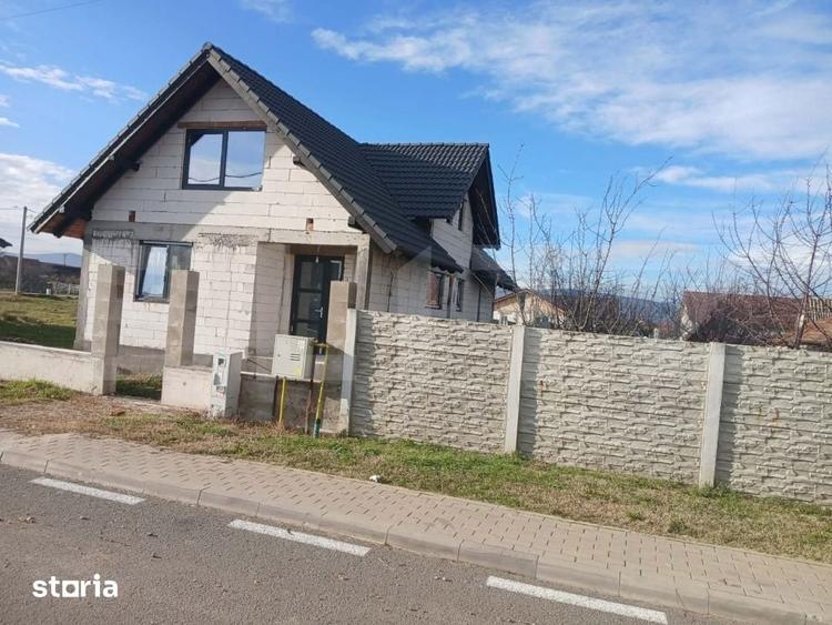 Casă cu 4 camere cu Teren 800 Mp în Tineretului