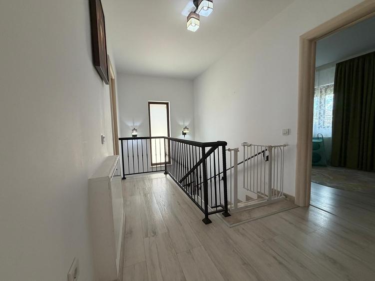 Casă individuală cu 4 camere cu Teren 440 Mp în Tunari