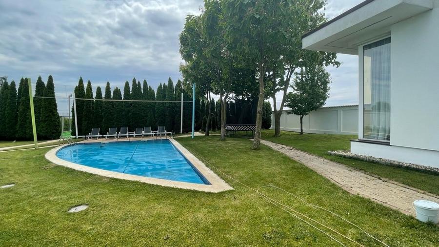 Casă individuală cu 14 camere cu Piscina în Tărtășești