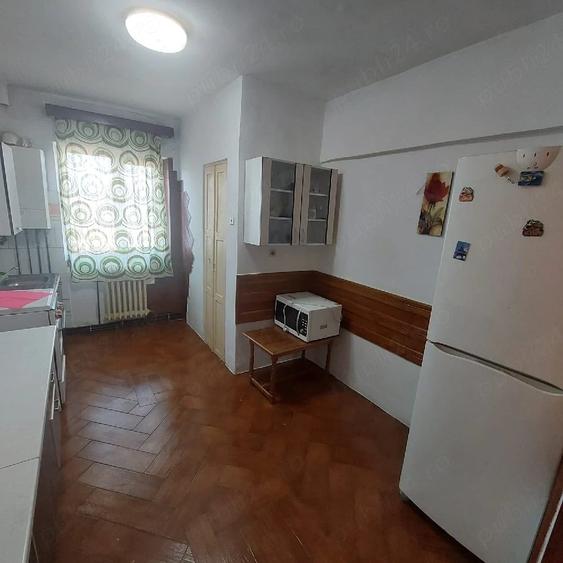 Apartament cu 4 camere semidecomandat în Central