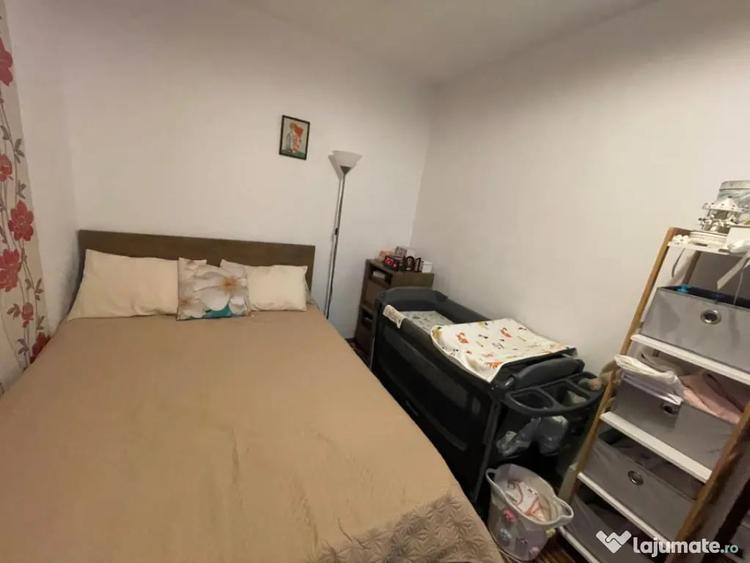 Apartament cu 3 camere semidecomandat în Craiovița Nouă