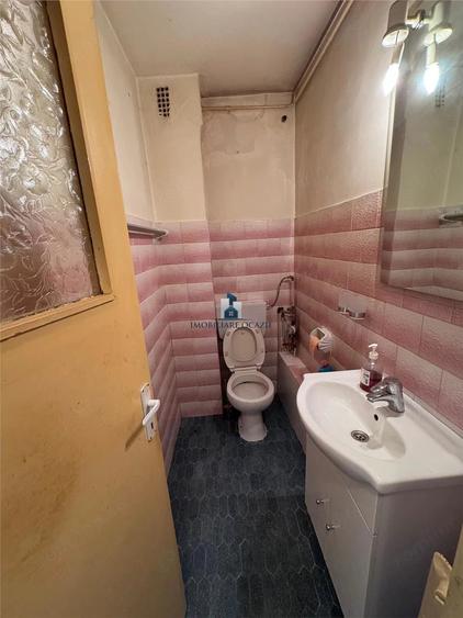 Apartament cu 3 camere semidecomandat în Giurgiului