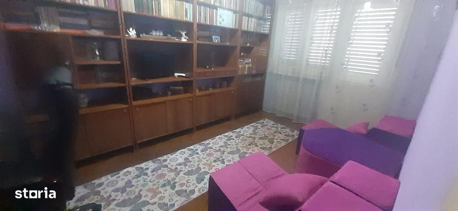 Apartament cu 4 camere decomandat în Central