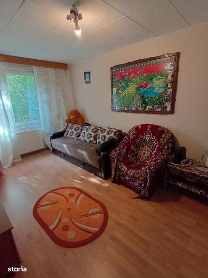 Apartament cu 3 camere semidecomandat în Păcii