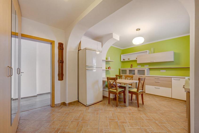 Apartament cu 3 camere semidecomandat, mobilat în Banu Manta