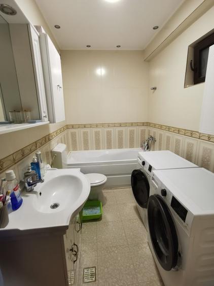 Apartament cu 3 camere semidecomandat, mobilat în Moinești
