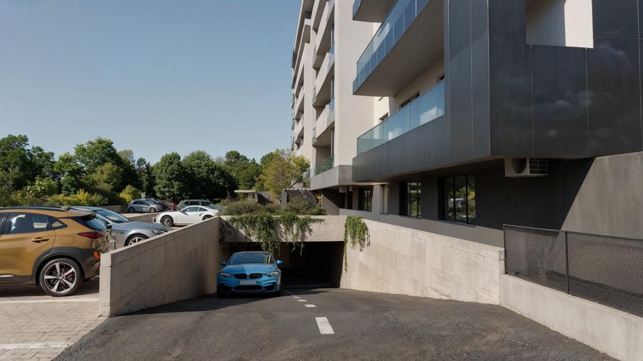 Apartament cu 3 camere semidecomandat în Metalurgiei