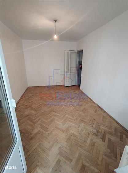 Apartament cu 3 camere semidecomandat în Alexandru cel Bun