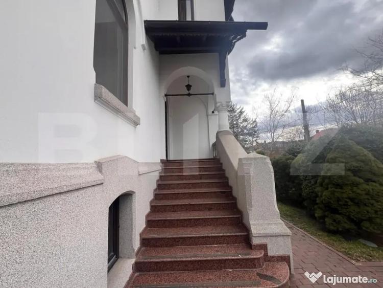 Casă cu 5 camere cu Teren 1300 Mp în Central