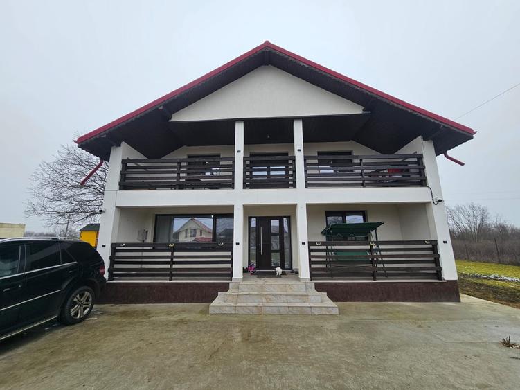Casă cu 8 camere cu Teren 2200 Mp în Crevedia