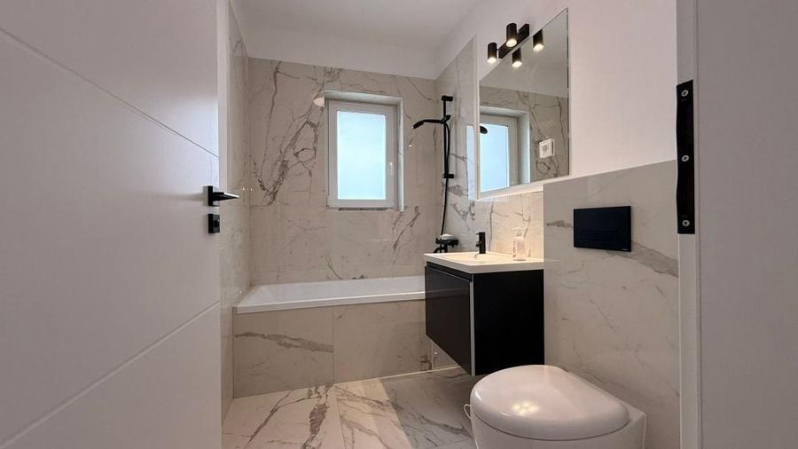 Apartament cu 3 camere decomandat în Florești