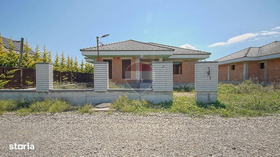 Casă cu 4 camere în Cristian