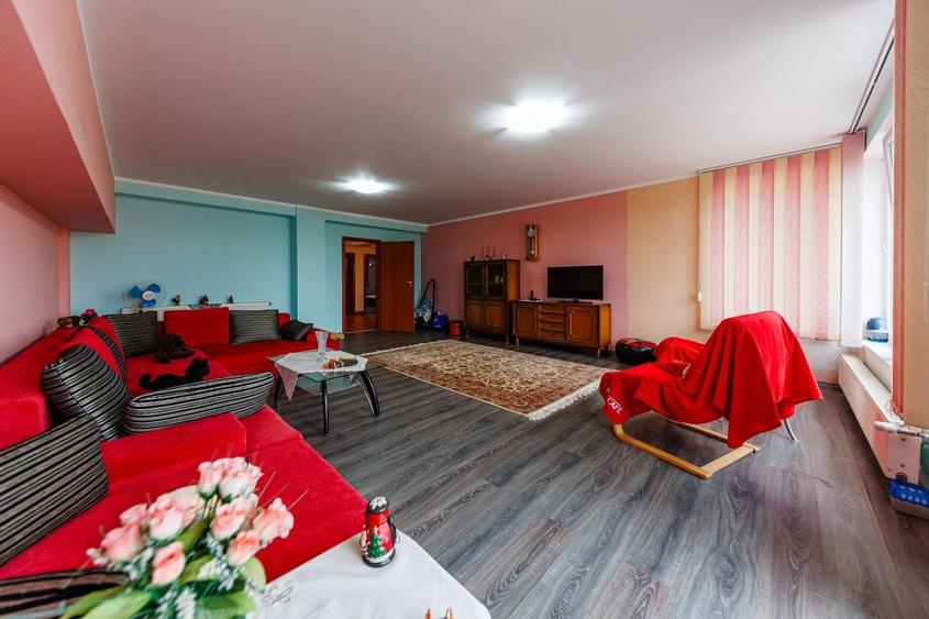Casă individuală cu 22 camere cu Canalizare în Ghiroda