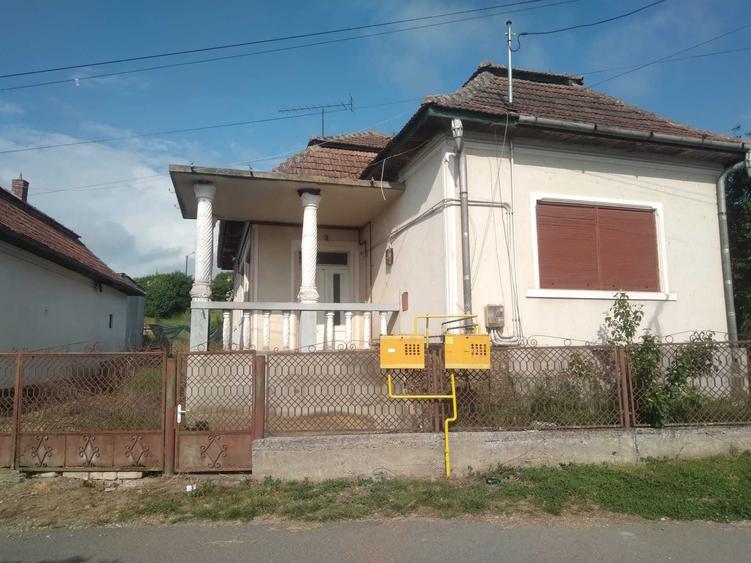 Casă cu 4 camere în Unirea