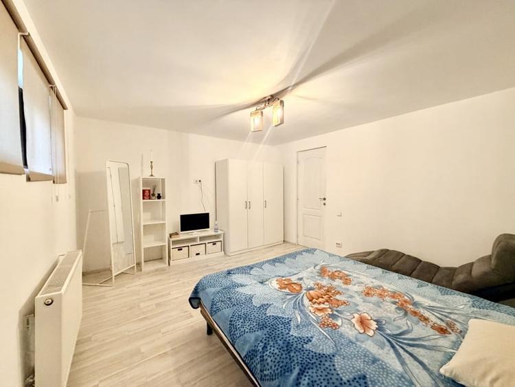 Apartament cu 3 camere semidecomandat, mobilat în P-ța Victoriei