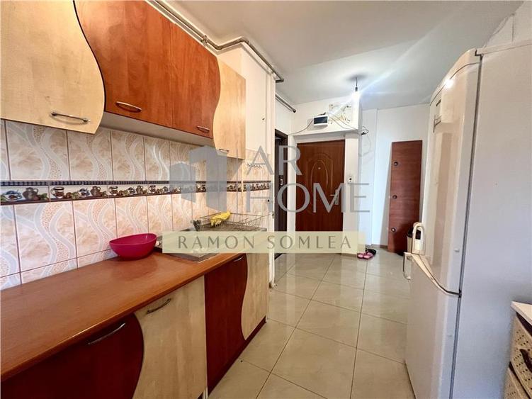 Apartament cu 3 camere semidecomandat, mobilat în Nord