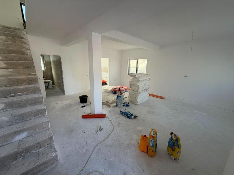 Duplex cu 4 camere cu Canalizare în Central