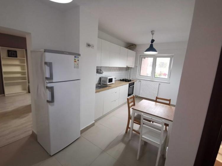 Apartament cu 3 camere semidecomandat în Văcăresti