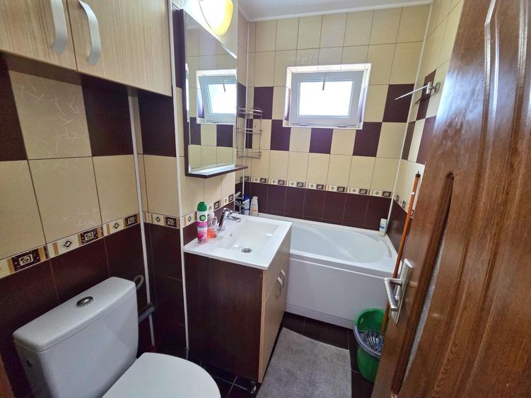 Apartament cu 3 camere semidecomandat, mobilat în Dacia