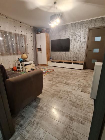 Apartament cu 2 camere semidecomandat în Rovine