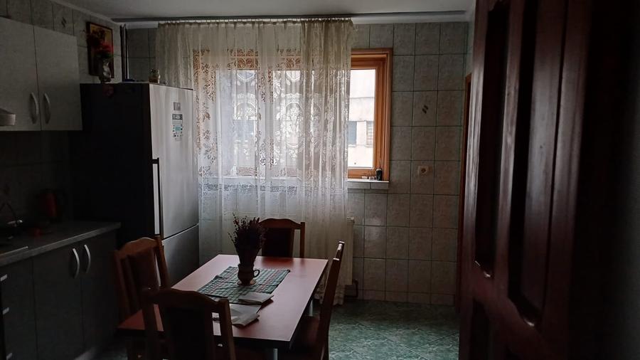 Casă individuală cu 8 camere cu Canalizare în Granit