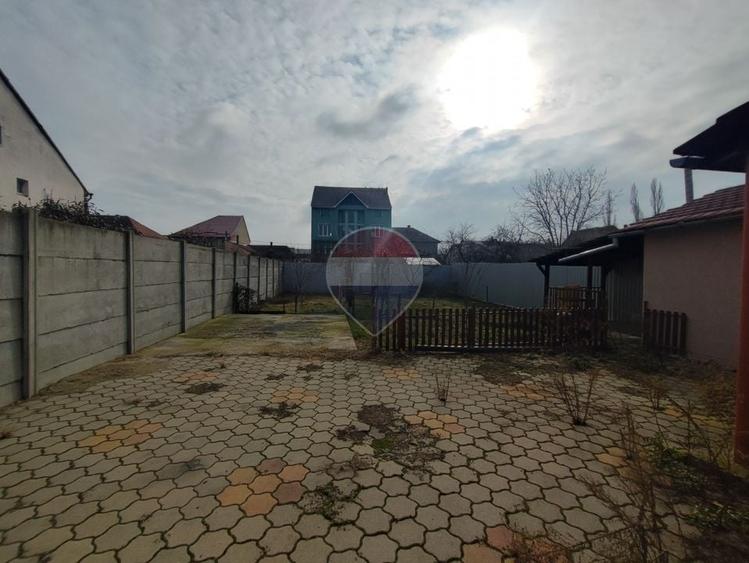 Casă individuală cu 15 camere cu Teren 999 Mp în Central