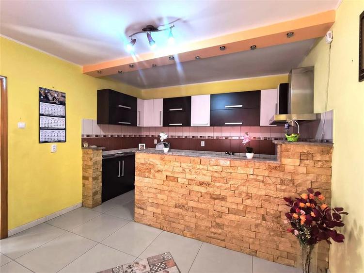 Casă cu 7 camere cu Teren 400 Mp în Lazu