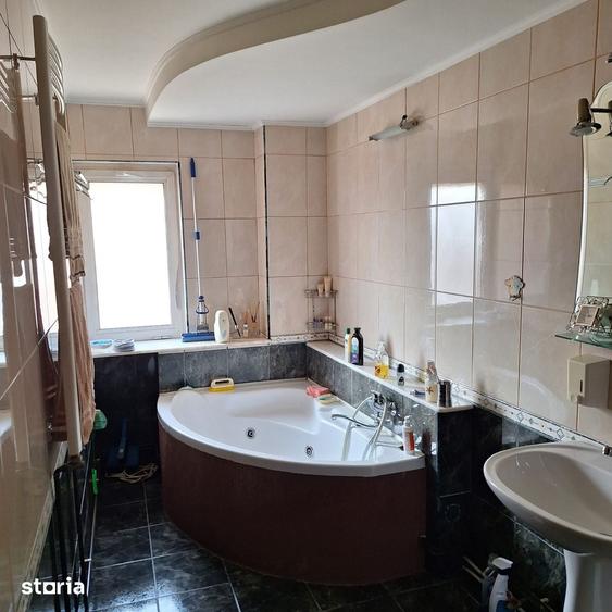 Apartament cu 4 camere decomandat în Găvana