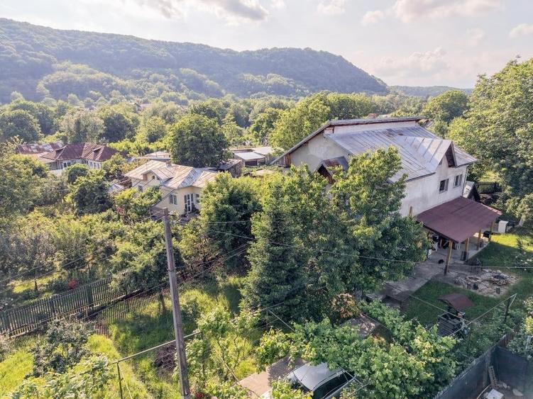 Casă cu 5 camere cu Teren 850 Mp în Pruni