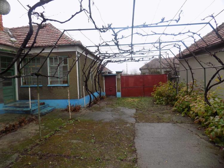Casă cu 4 camere în Sântandrei