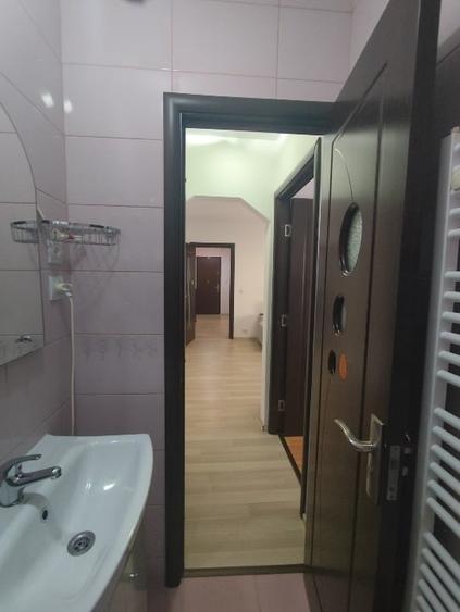 Apartament cu 3 camere semidecomandat, mobilat în Tractorul