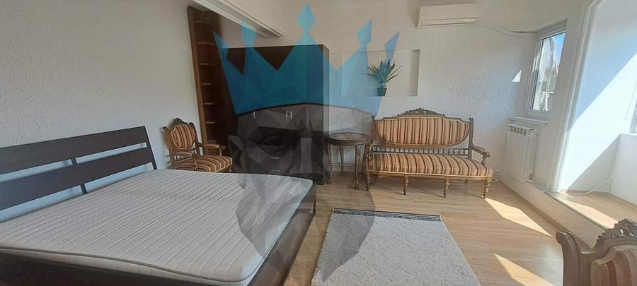 Apartament cu 3 camere semidecomandat, mobilat în P-ța Romană