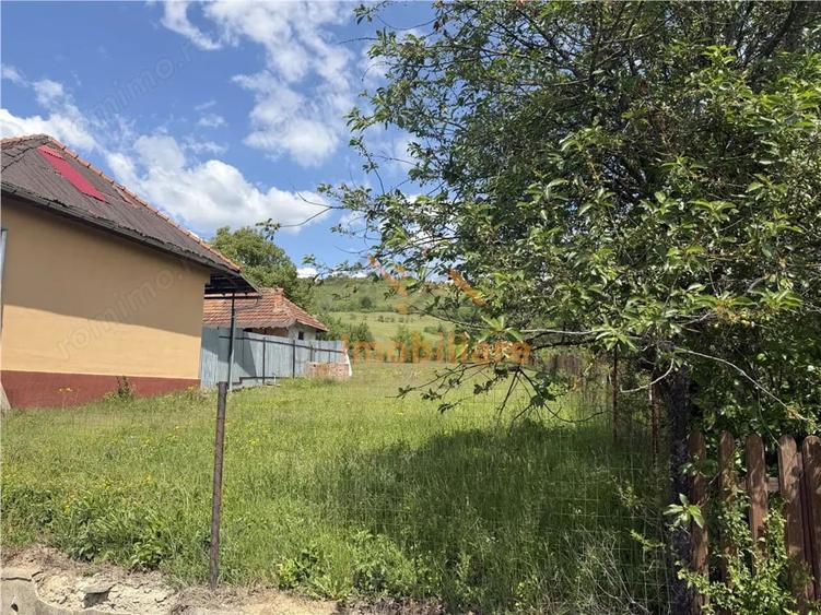 Teren de 1200 mp, în Roșia