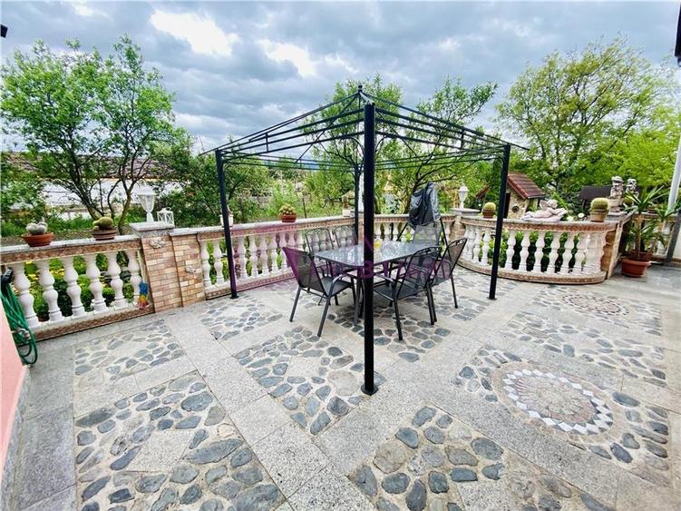 Casă individuală cu 7 camere cu Teren 1035 Mp în Central