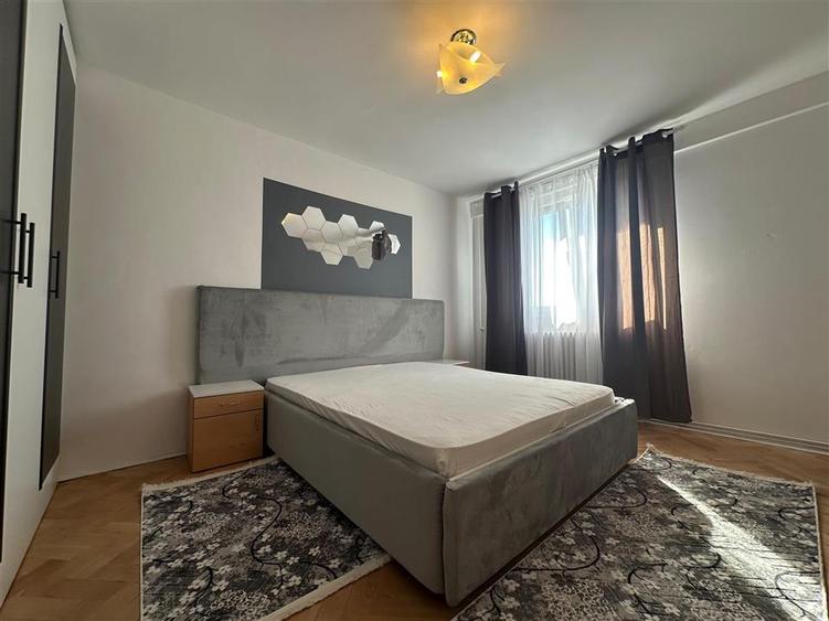 Apartament cu 3 camere semidecomandat, mobilat în Podu Roș