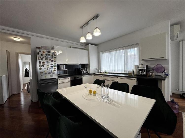 Apartament cu 3 camere semidecomandat în Borhanci
