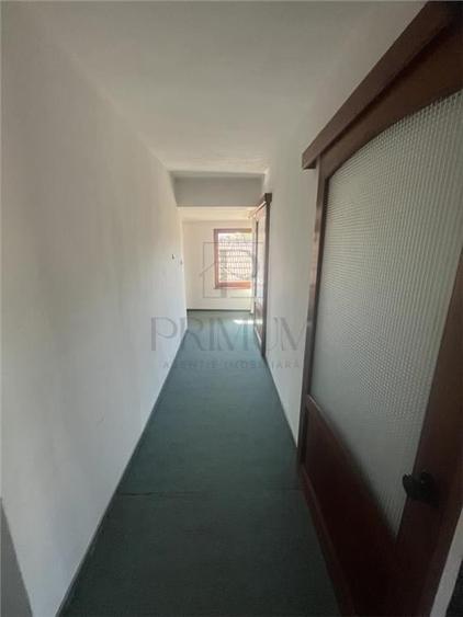 Casă individuală cu 8 camere cu Canalizare în Lipovei