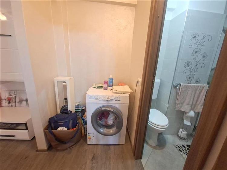 Apartament cu 3 camere semidecomandat, mobilat în Milcov
