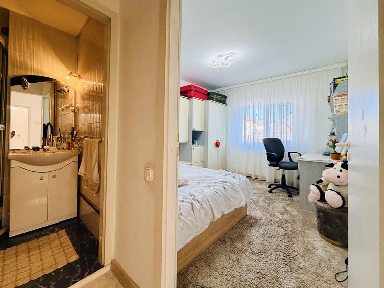 Apartament cu 4 camere semidecomandat, mobilat în Lipovei