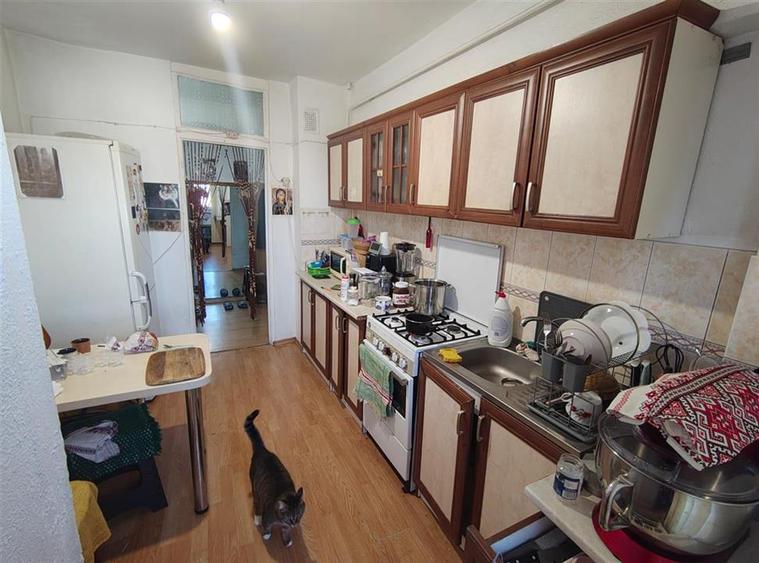 Apartament cu 4 camere decomandat în Nicolina