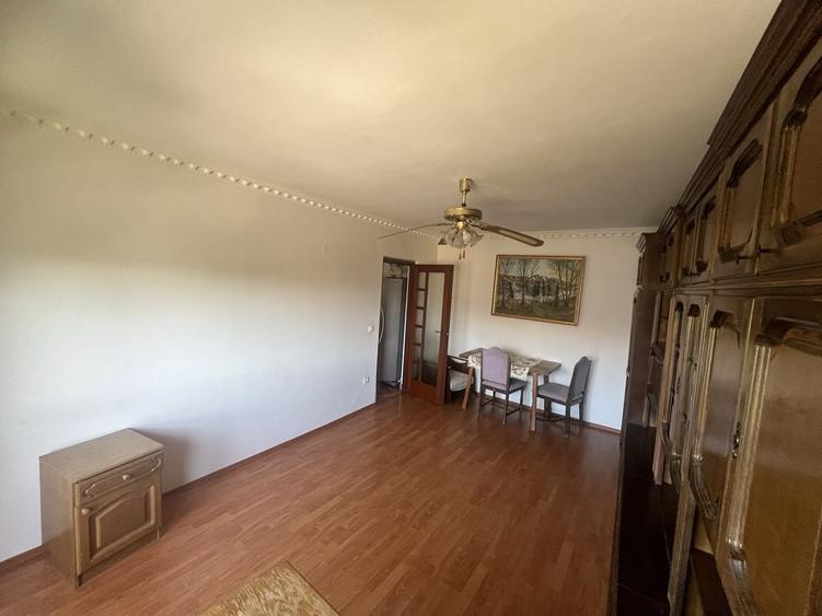 Apartament cu 3 camere decomandat în Republicii