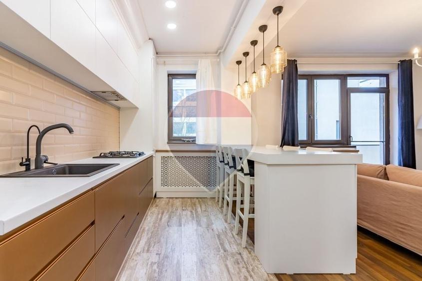 Apartament cu 3 camere semidecomandat, mobilat în Iancu Nicolae