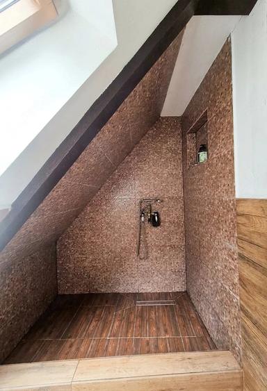 Casă cu 5 camere cu Teren 1578 Mp în Poiana Horea