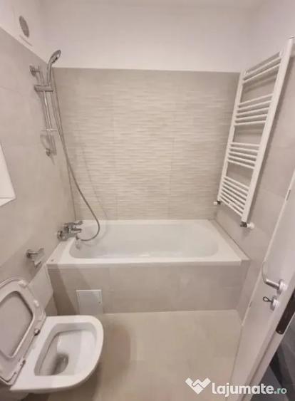 Apartament cu 3 camere decomandat în Tractorul