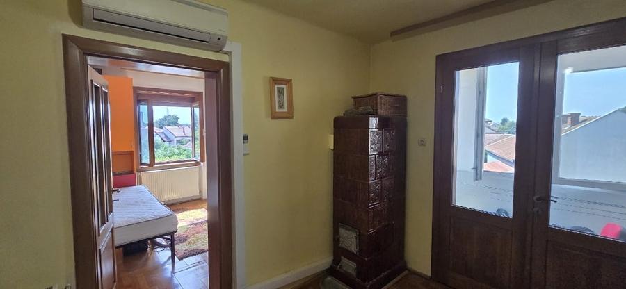 Apartament cu 3 camere semidecomandat, mobilat în Central