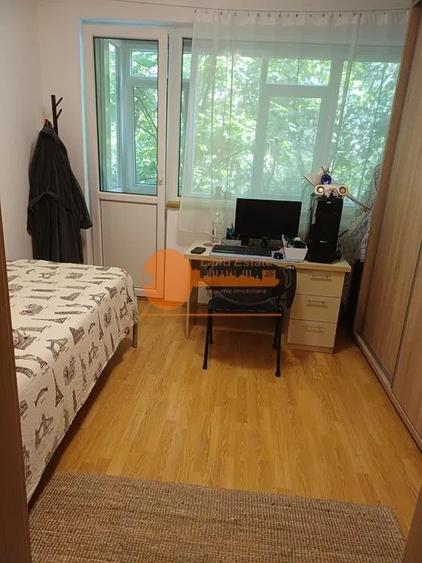 Apartament cu 4 camere semidecomandat, mobilat în Gorjului