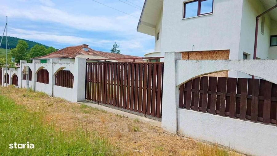 Casă cu 4 camere în Bunești