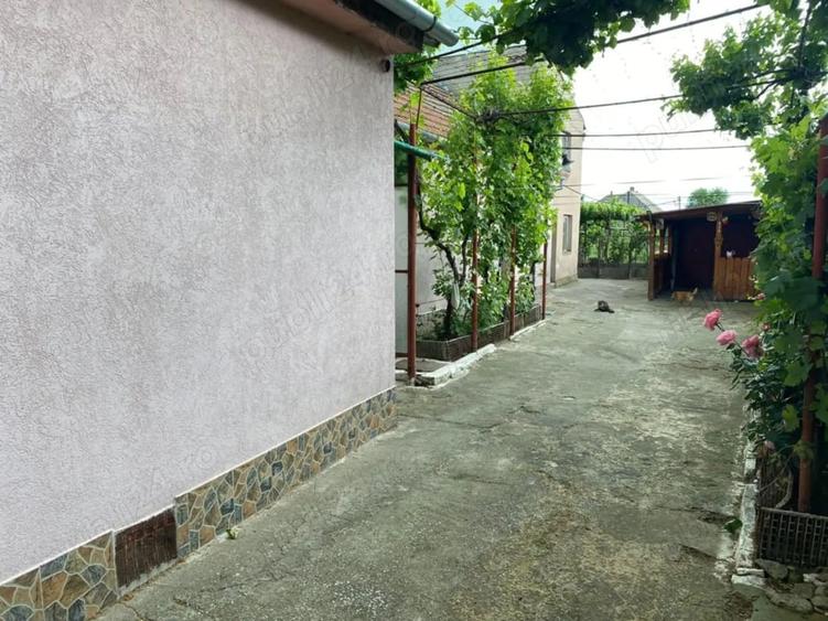 Casă cu 4 camere cu Teren 1141 Mp în Central