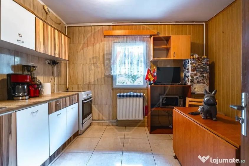 Apartament cu 3 camere decomandat în Tractorul