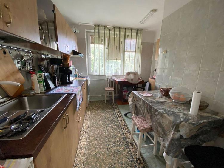 Apartament cu 3 camere semidecomandat, mobilat în Dristor